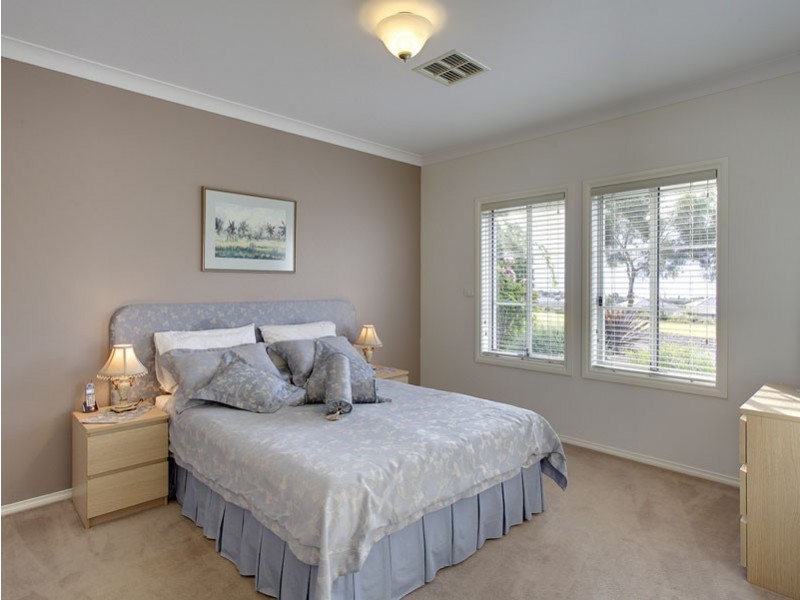 1 Landseer Crescent, Seaford Rise SA 5169