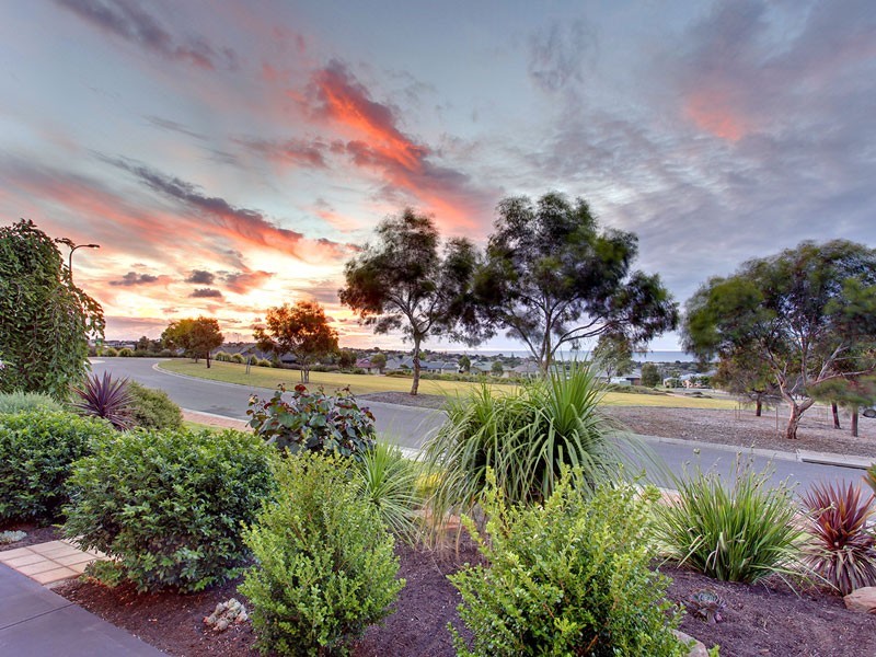 1 Landseer Crescent, Seaford Rise SA 5169