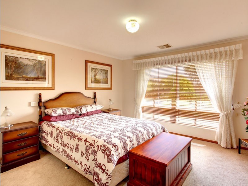 8 Siegersdorf Crescent, Old Reynella SA 5161