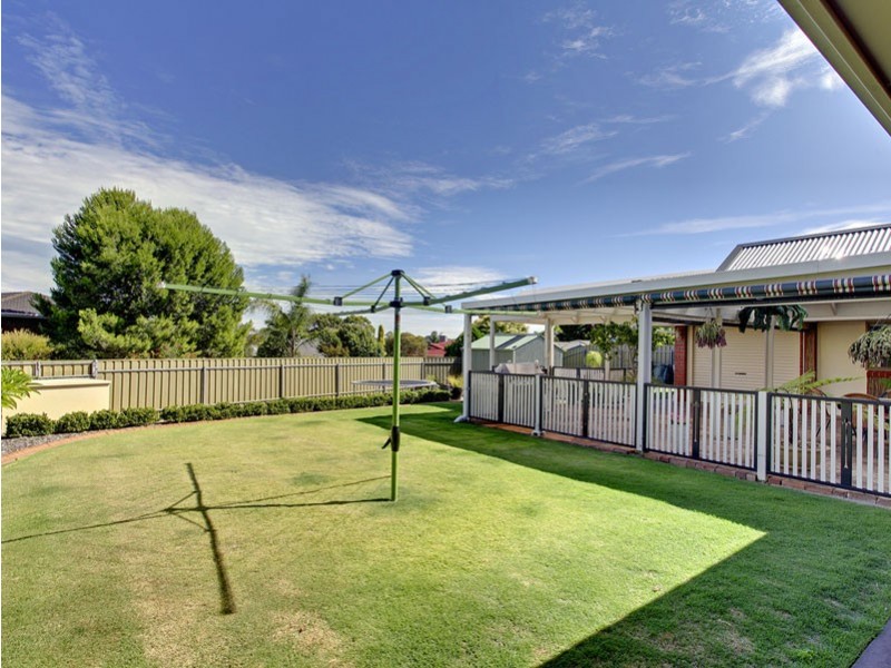 8 Siegersdorf Crescent, Old Reynella SA 5161