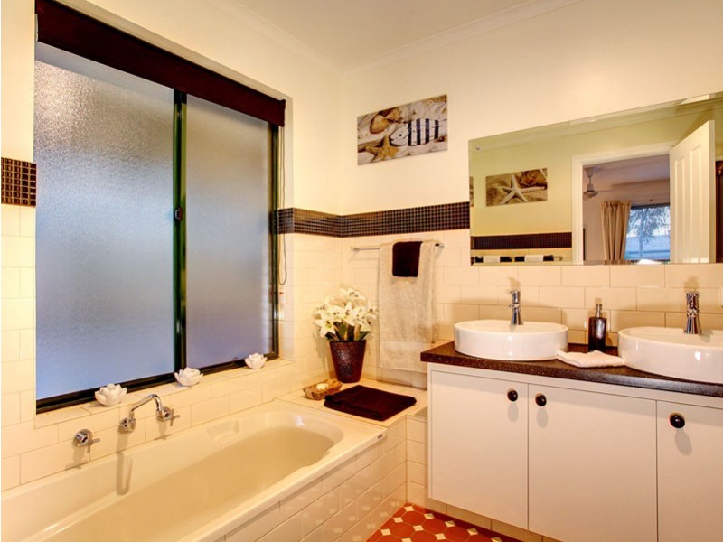 73 Valley View Drive, Mclaren Vale SA 5171