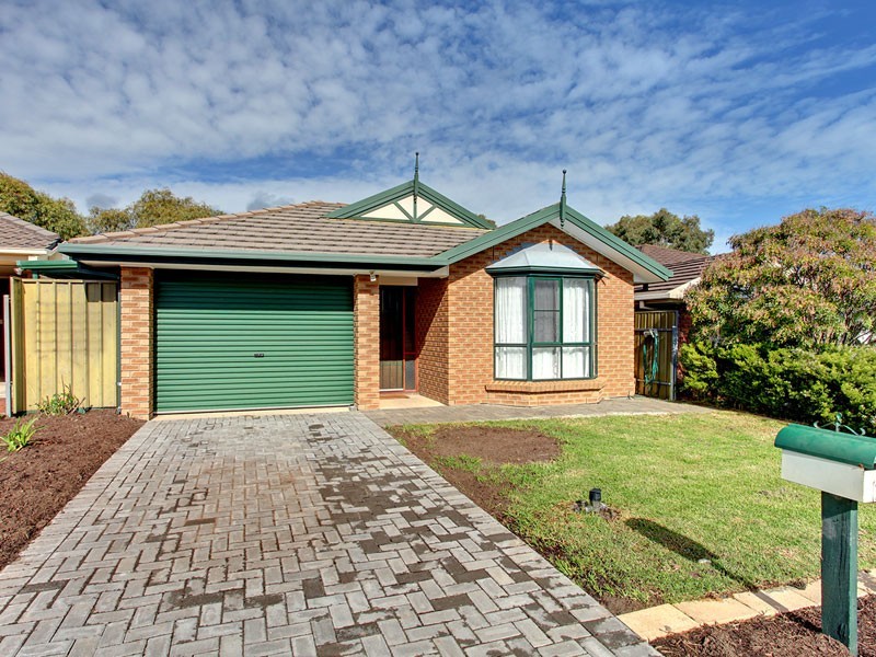 18 McCormack Crescent, Woodcroft SA 5162