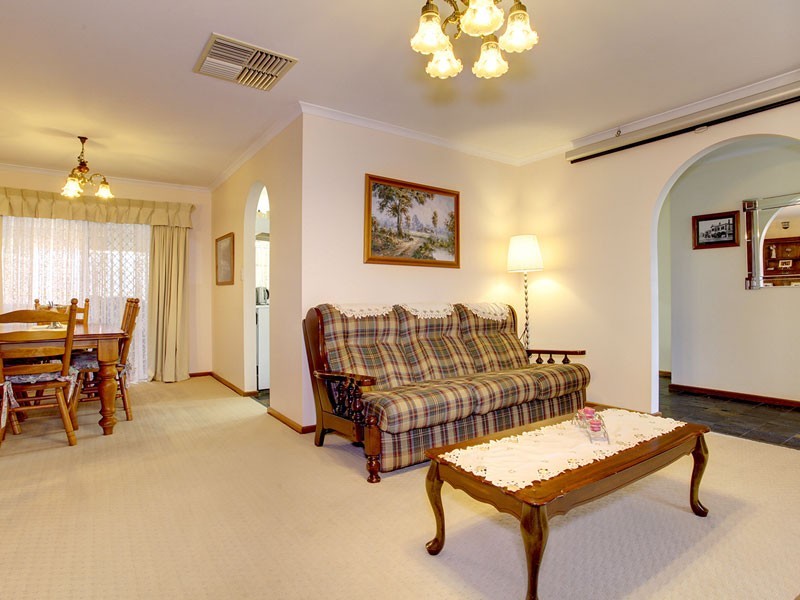 6 Queens Way, Woodcroft SA 5162