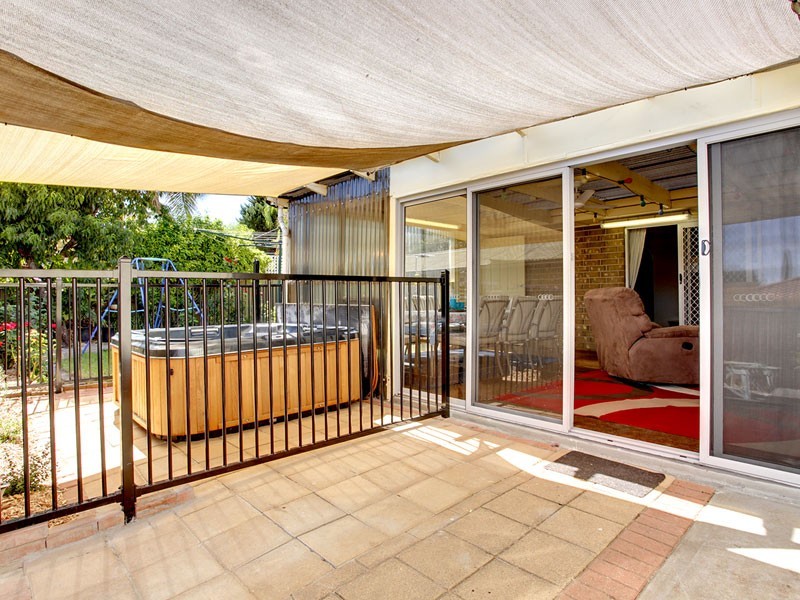 6 Queens Way, Woodcroft SA 5162