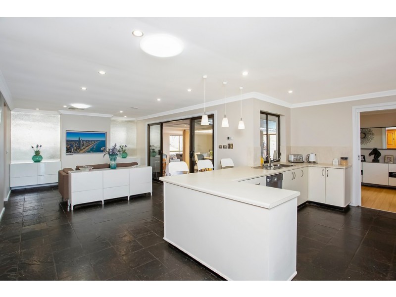 11 Dutchman Drive, Hallett Cove SA 5158