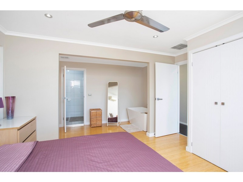 11 Dutchman Drive, Hallett Cove SA 5158