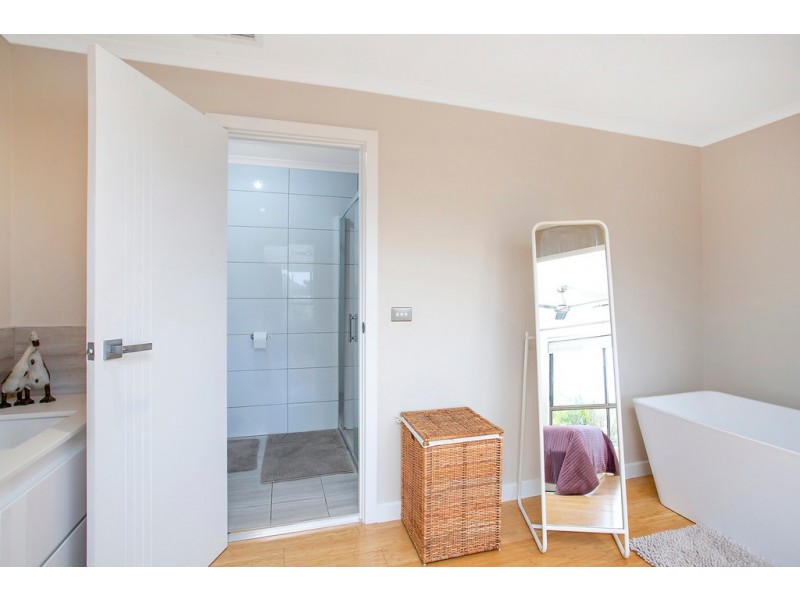 11 Dutchman Drive, Hallett Cove SA 5158