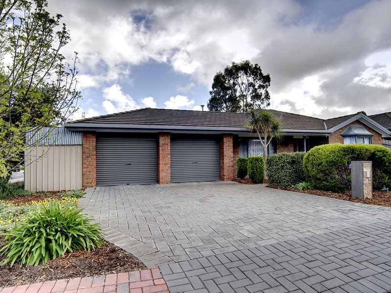 1 Topaz Close, Woodcroft SA 5162
