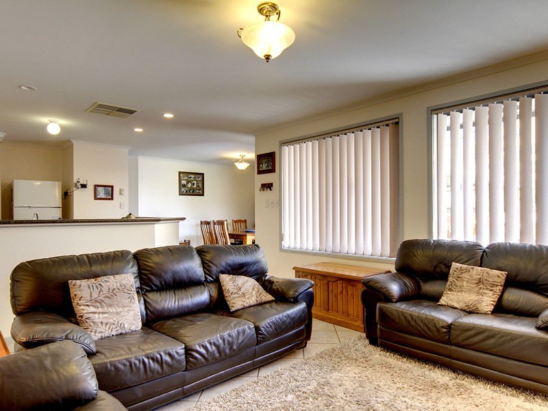 1 Topaz Close, Woodcroft SA 5162