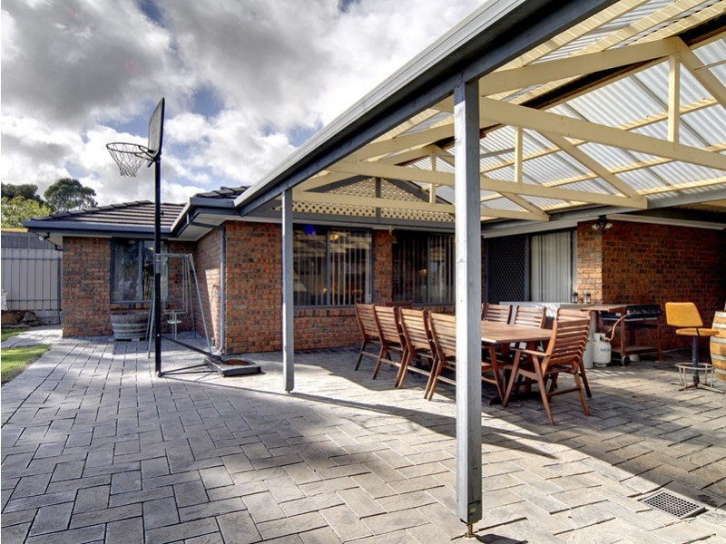 1 Topaz Close, Woodcroft SA 5162