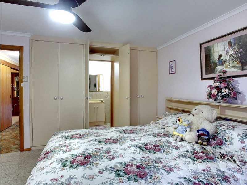 1 Merinda Court, Morphett Vale SA 5162