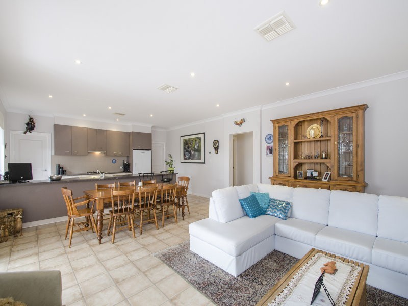 10 Acacia Ave, Flagstaff Hill SA 5159