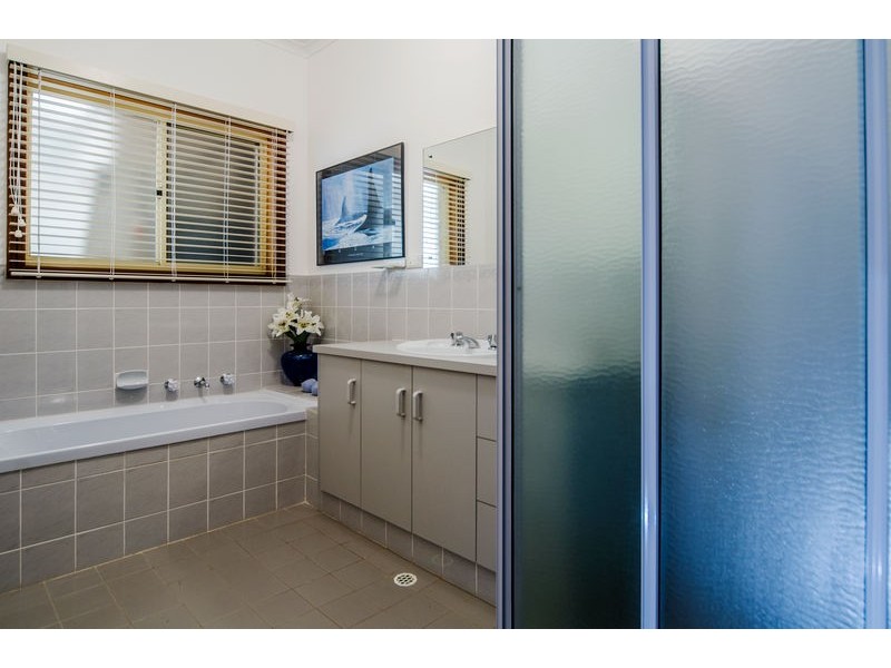1 Sea Eagle Crescent, Seaford Rise SA 5169