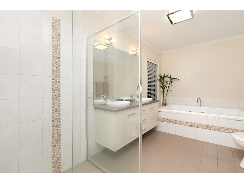 10 Westbourne St, Springbank Waters Estate, Burton SA 5110