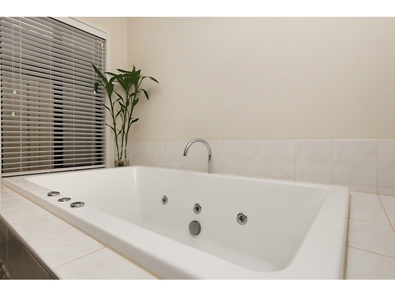 10 Westbourne St, Springbank Waters Estate, Burton SA 5110