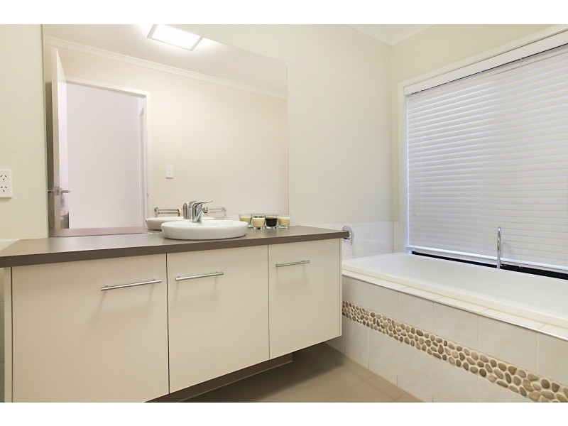 10 Westbourne St, Springbank Waters Estate, Burton SA 5110