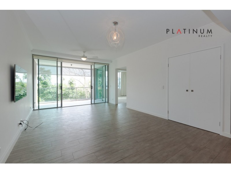 @33 T E Peters Drive, Broadbeach Waters QLD 4218