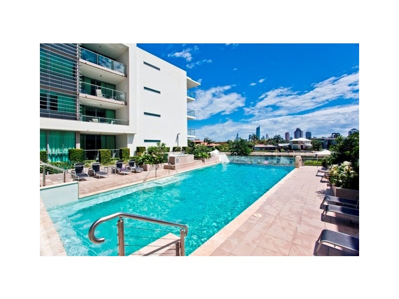 @33 T E Peters Drive, Broadbeach Waters QLD 4218