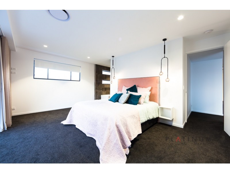 26 Sunshine Boulevard, Broadbeach Waters QLD 4218