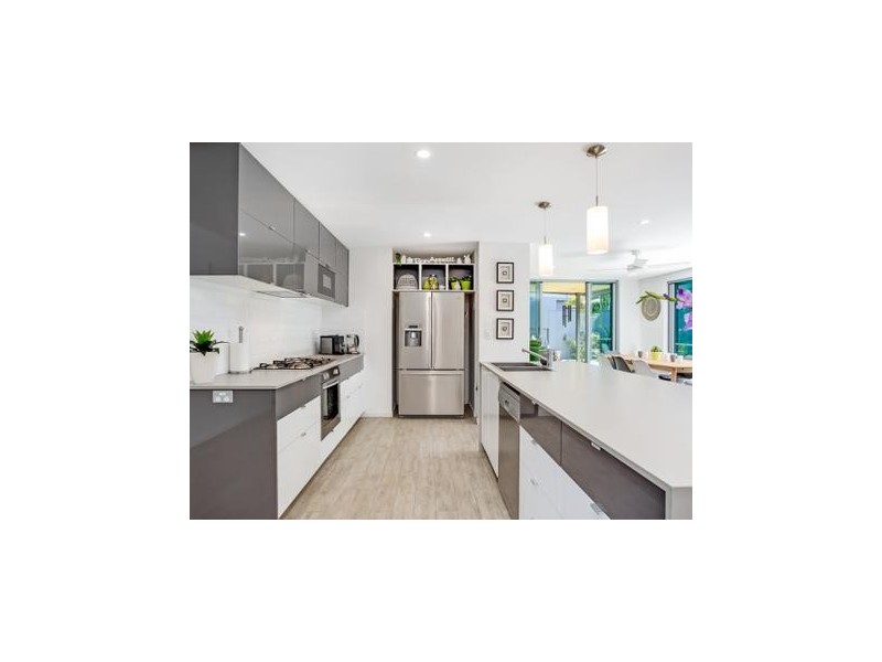 20 Ilkinia Avenue, Broadbeach Waters QLD 4218