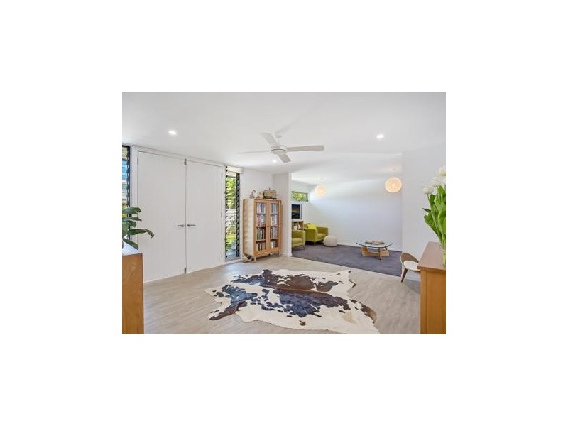 20 Ilkinia Avenue, Broadbeach Waters QLD 4218