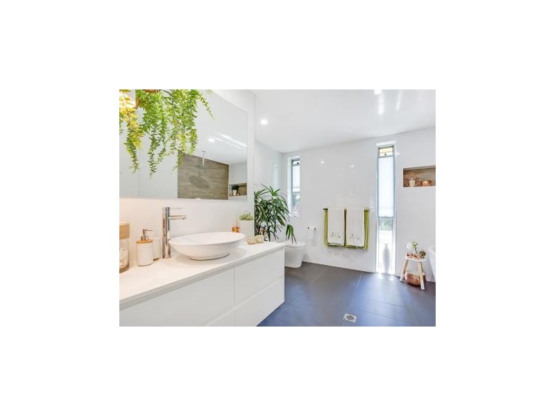 20 Ilkinia Avenue, Broadbeach Waters QLD 4218