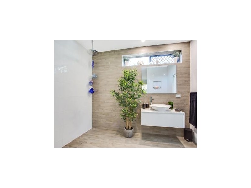 20 Ilkinia Avenue, Broadbeach Waters QLD 4218