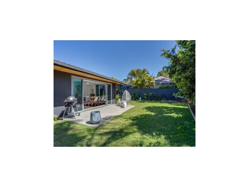 20 Ilkinia Avenue, Broadbeach Waters QLD 4218