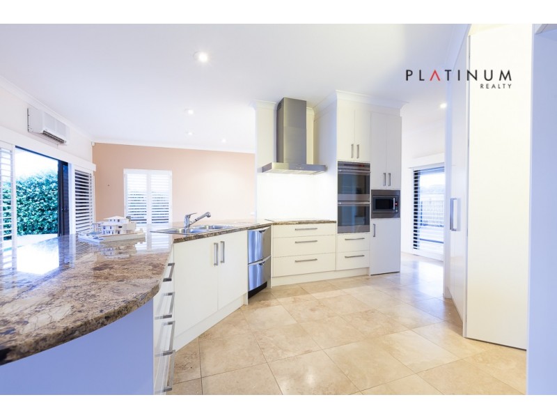 124 Commodore Drive, Paradise Waters QLD 4217