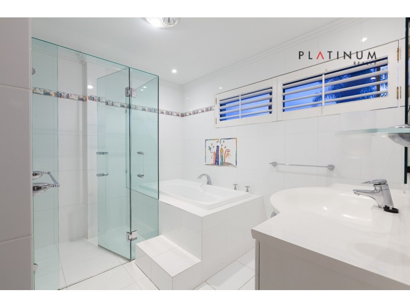 124 Commodore Drive, Paradise Waters QLD 4217