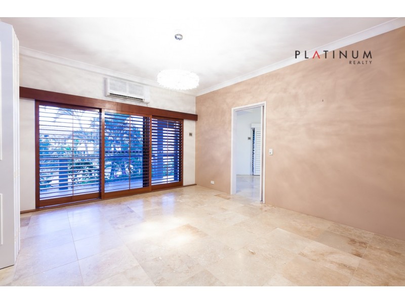 124 Commodore Drive, Paradise Waters QLD 4217