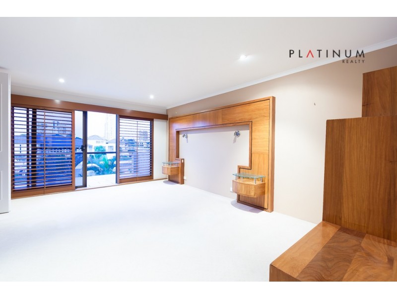 124 Commodore Drive, Paradise Waters QLD 4217
