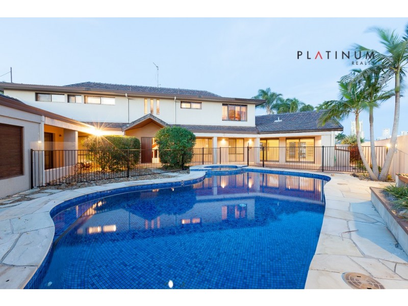 124 Commodore Drive, Paradise Waters QLD 4217