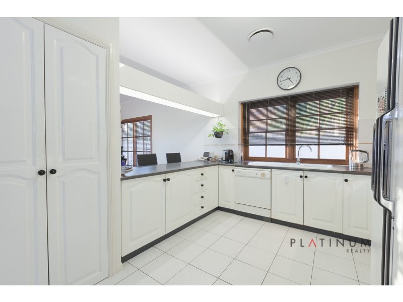 33 Meadowview Drive, Carrara QLD 4211