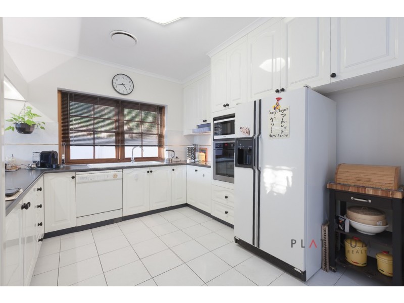 33 Meadowview Drive, Carrara QLD 4211