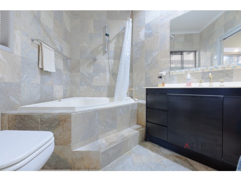 33 Meadowview Drive, Carrara QLD 4211