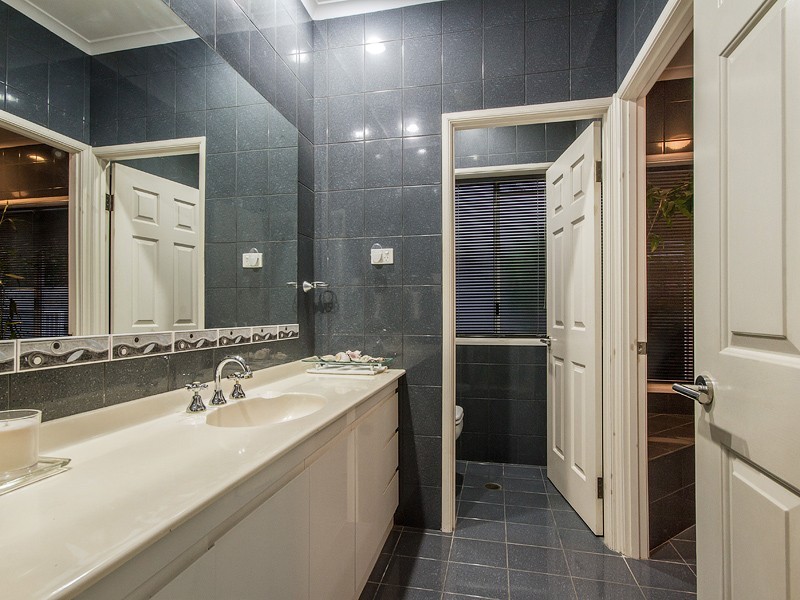 33 Meadowview Drive, Carrara QLD 4211