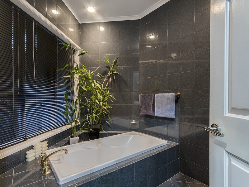 33 Meadowview Drive, Carrara QLD 4211