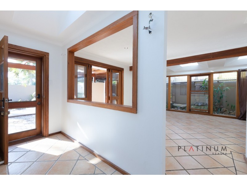 15 Moorilla Place, Broadbeach Waters QLD 4218