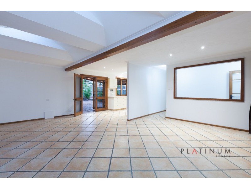 15 Moorilla Place, Broadbeach Waters QLD 4218