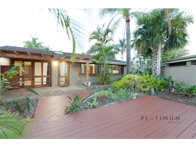 15 Moorilla Place, Broadbeach Waters QLD 4218