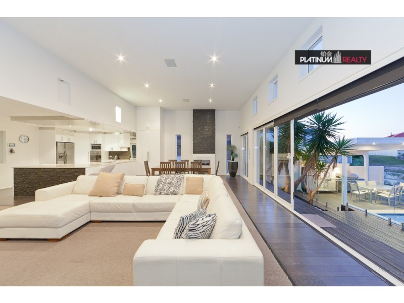 2 Rebecca Court, Broadbeach Waters QLD 4218