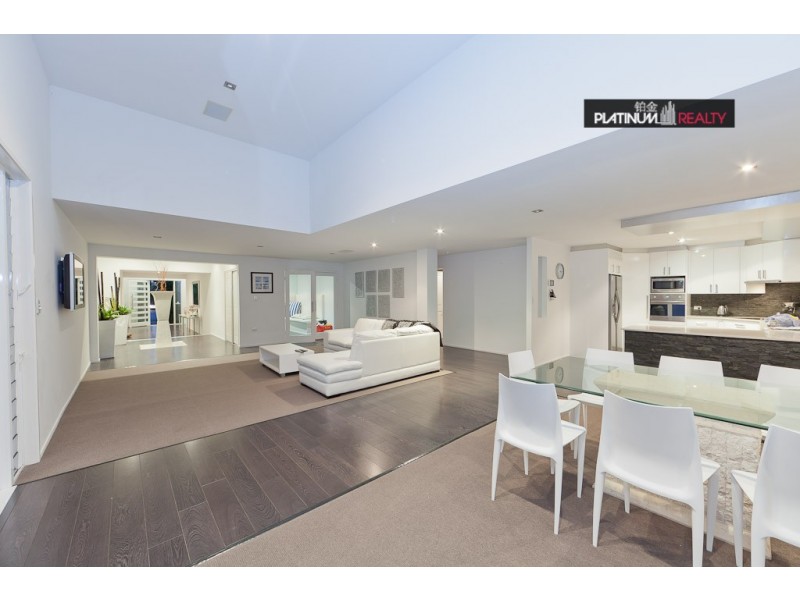 2 Rebecca Court, Broadbeach Waters QLD 4218