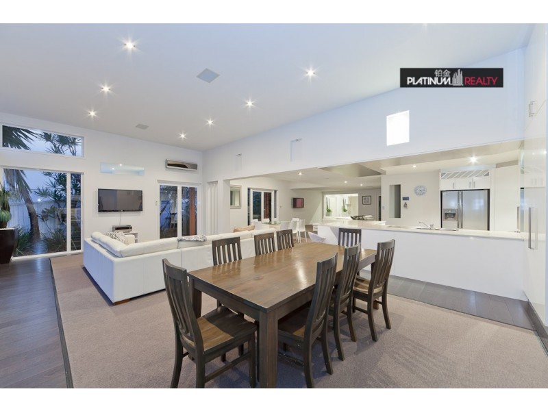 2 Rebecca Court, Broadbeach Waters QLD 4218