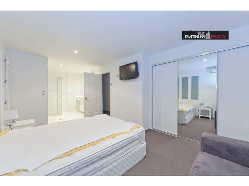 2 Rebecca Court, Broadbeach Waters QLD 4218