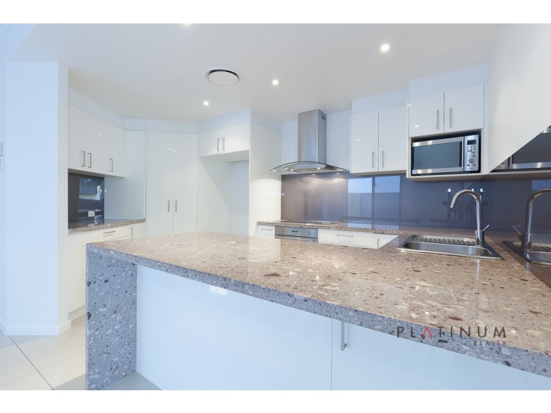 8001B Vista Drive, Benowa QLD 4217