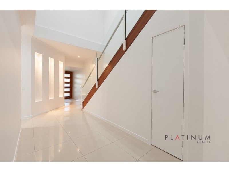 8001B Vista Drive, Benowa QLD 4217