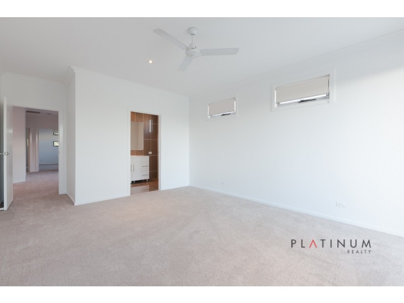 8001B Vista Drive, Benowa QLD 4217