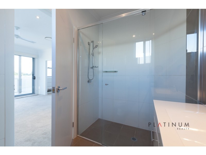 8001B Vista Drive, Benowa QLD 4217