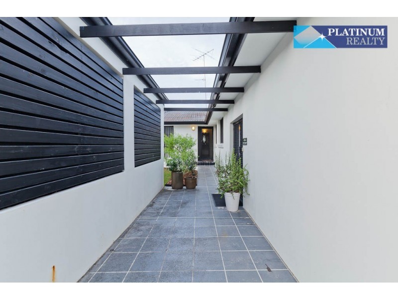 113 Hooker Boulevard, Broadbeach Waters QLD 4218